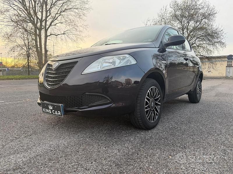 Usata Lancia Ypsilon Gold 85 CV (62 kW) 2014 Viola Utilitaria
