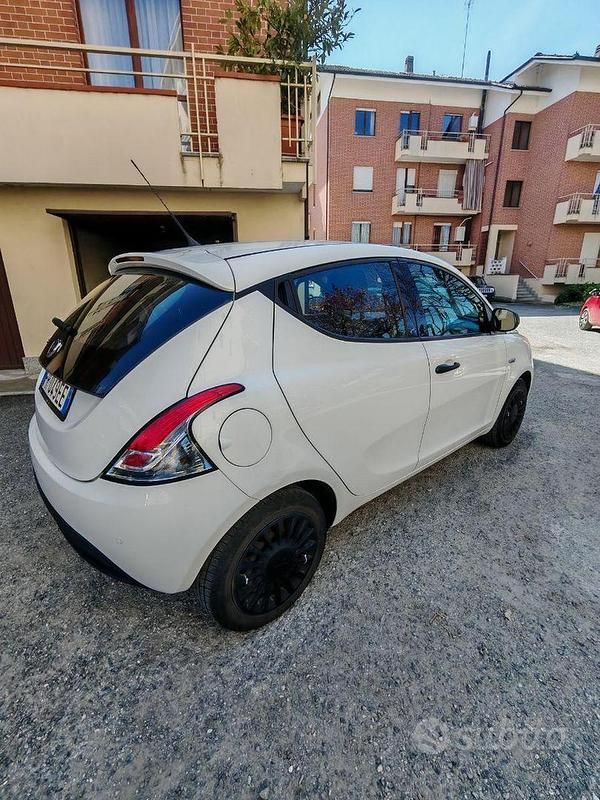 Usata Lancia Ypsilon 69 CV (50 kW) 2018 Bianco Utilitaria