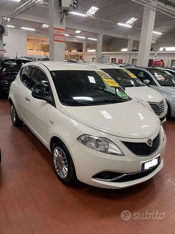 Usata Lancia Ypsilon Gold 95 CV (69 kW) 2017 Bianco Utilitaria