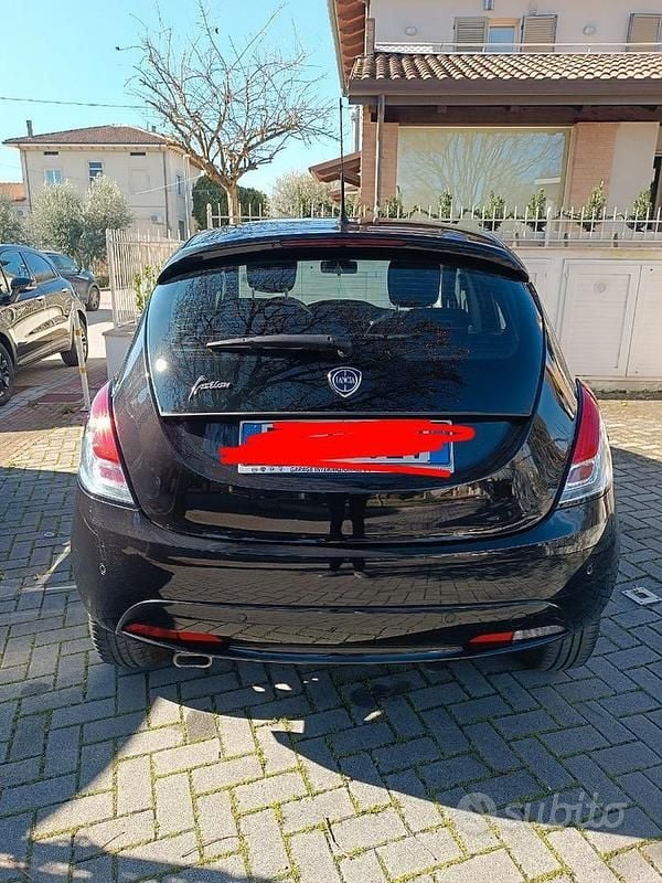 Usata Lancia Ypsilon 69 CV (50 kW) 2018 Nero Utilitaria