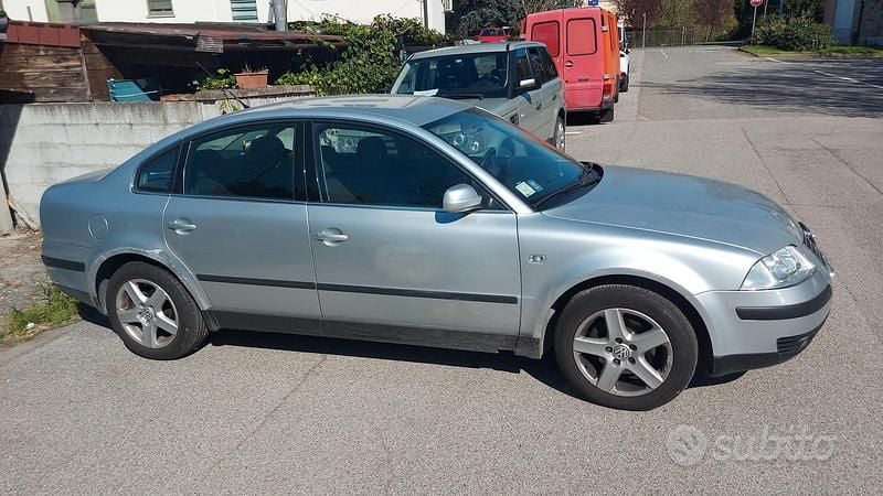 Usata VW Passat 130 CV (95 kW) 2003 Grigio Berlina