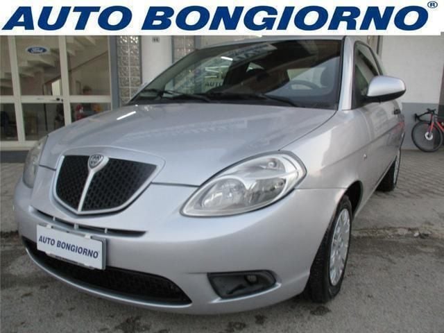 Argento / metallizzato Usata 2011 Lancia Ypsilon Due volumi | 4900 € (Cara) - Immagine 1/4