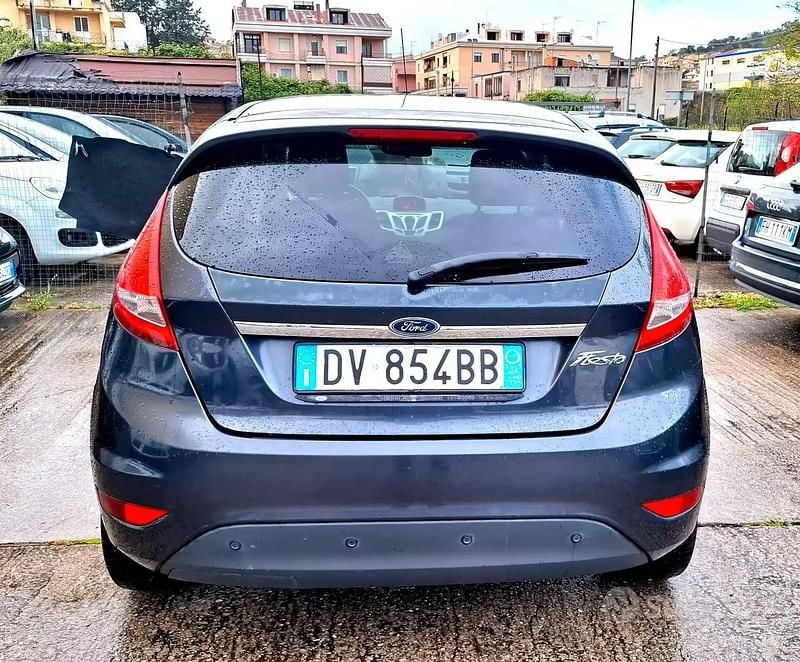 Usata Ford Fiesta 82 CV (60 kW) 2009 Grigio Utilitaria