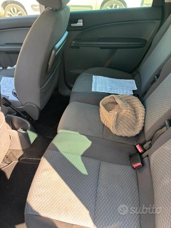 Usata 2006 Ford C-MAX Monovolume | 1950 € (Buon prezzo) - Immagine 1/4