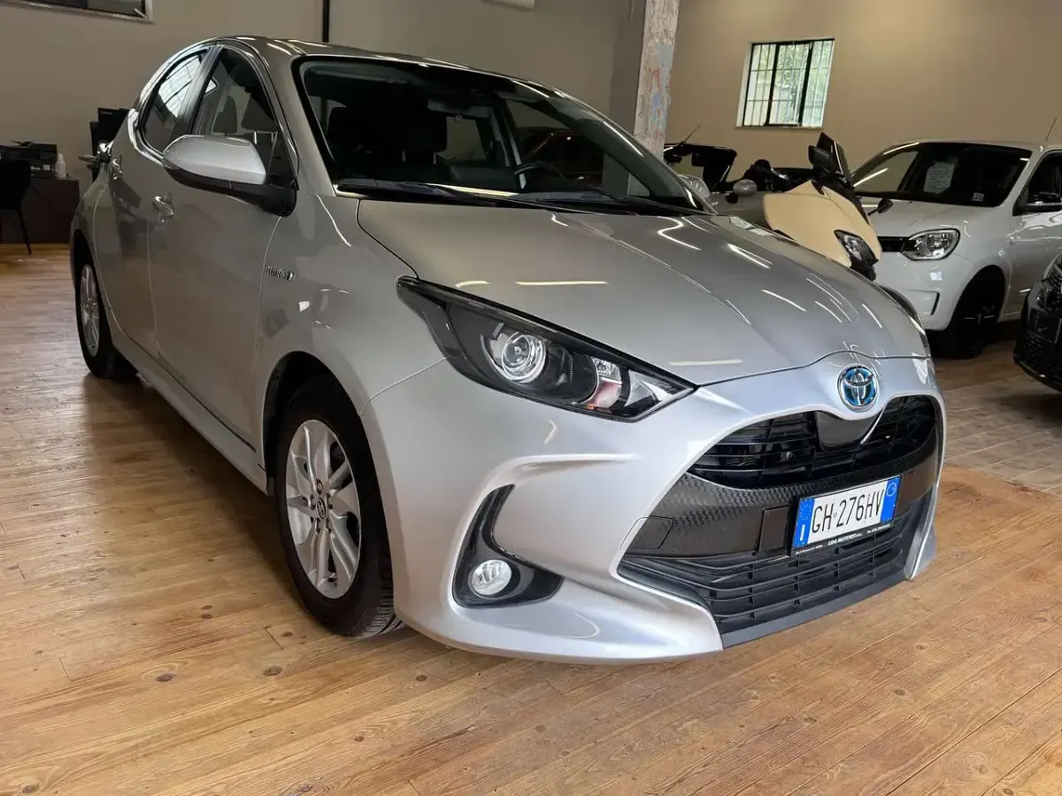 Begagnad Toyota Yaris Hybrid Business Edition 92 HK (67 kW) 2021 Silver Sedan