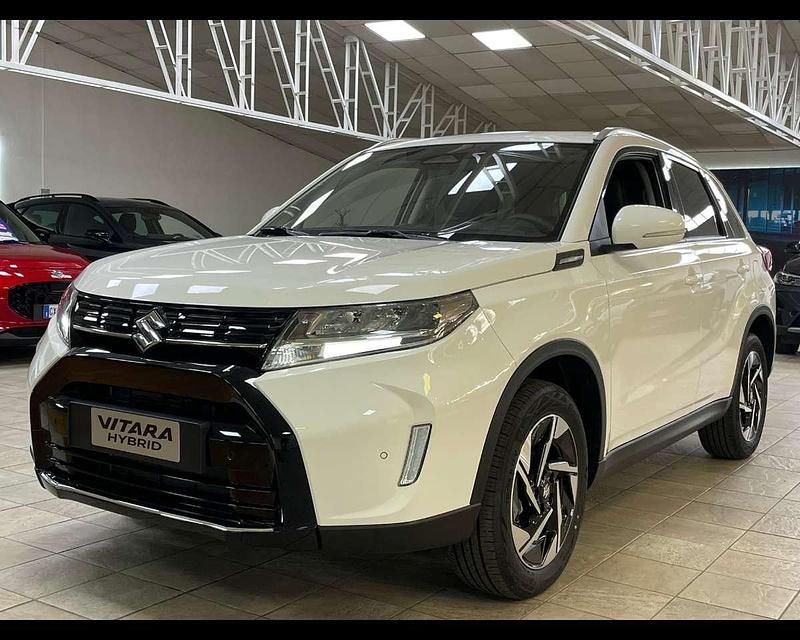 Bianco artico met. Usata 2025 Suzuki Vitara SUV | 27.399 € (Cara) - Immagine 1/4