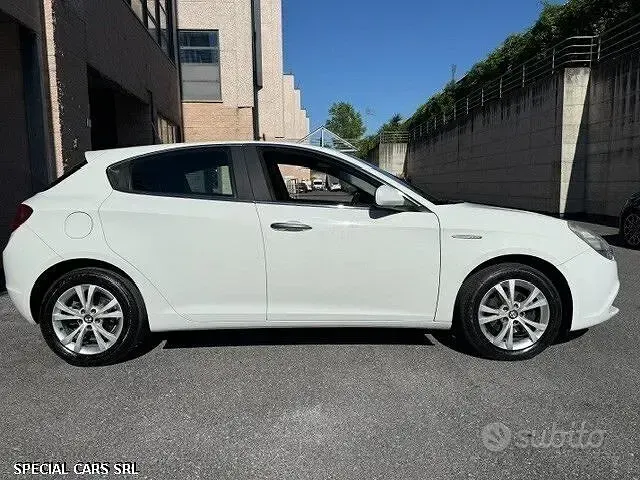 Second-hand Alfa Romeo Giulietta Distinctive 105 CP (77 kW) 2011 Alb Hatchback