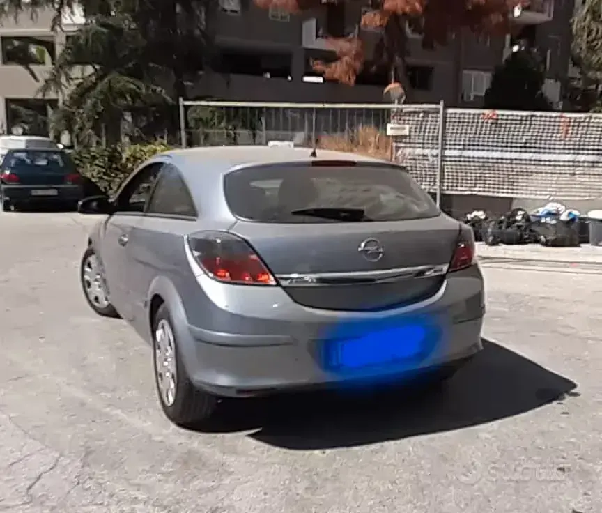 Usata Opel Astra GTC 101 CV (74 kW) 2005 Grigio Berlina