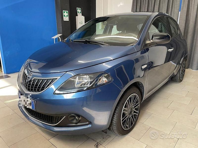 Usata Lancia Ypsilon Gold 70 CV (51 kW) 2022 Blu metallizzato Utilitaria
