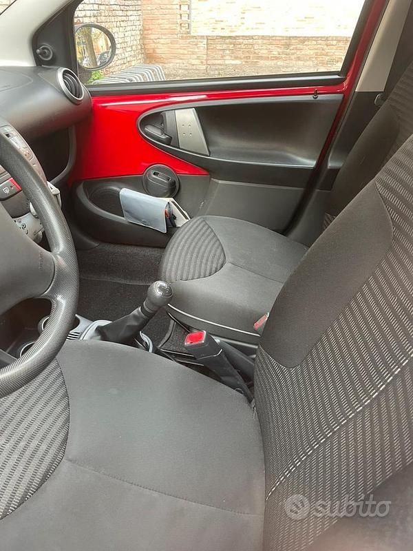 Usata Peugeot 107 68 CV (50 kW) 2012 Rosso Utilitaria