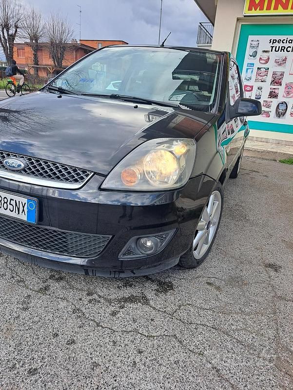 Usata Ford Fiesta 80 CV (58 kW) 2007 Nero Utilitaria