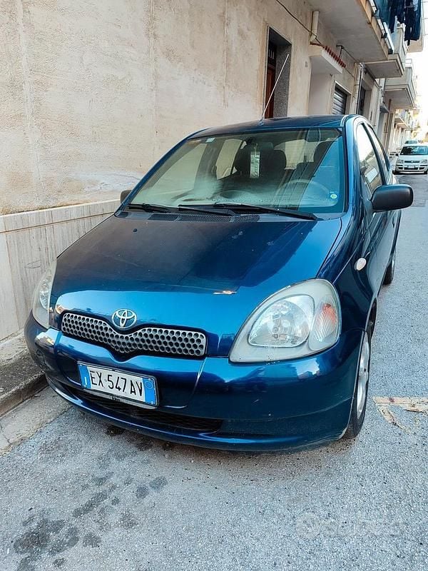 Usata Toyota Yaris 2001 Blu Berlina