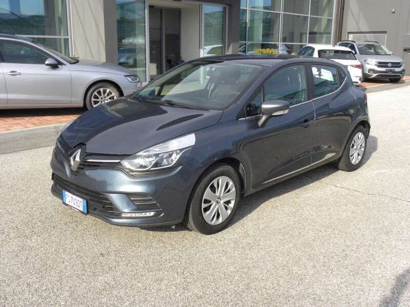 Blu metallizzato Usata 2018 Renault Clio IV Zen Tre volumi | 13.800 € (Molto cara) - Immagine 1/4