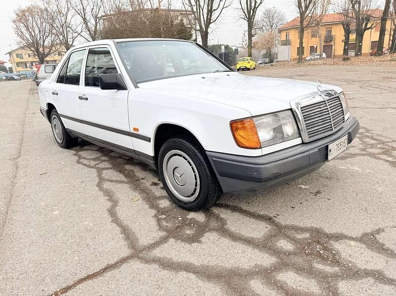 Usata Mercedes E200 109 CV (80 kW) 1987 Other Berlina