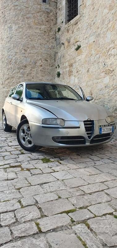 Usata Alfa Romeo 147 116 CV (85 kW) 2002 Grigio Utilitaria