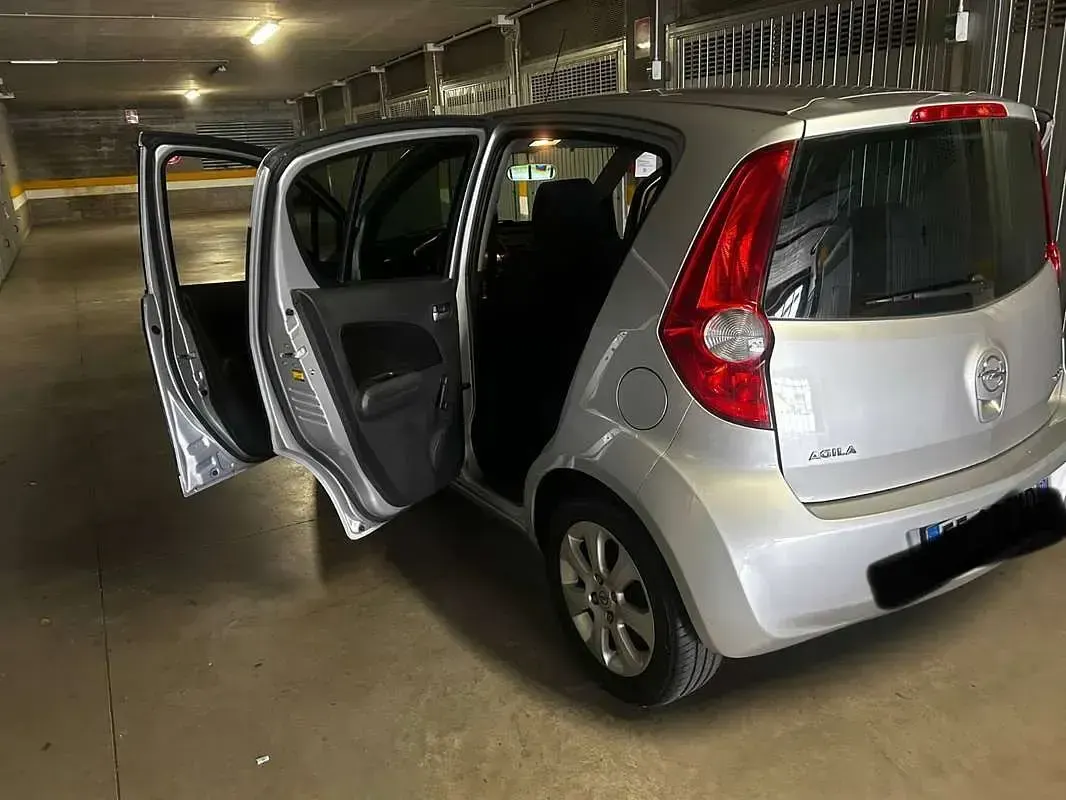 Usata Opel Agila 65 CV (47 kW) 2011 Argento Utilitaria