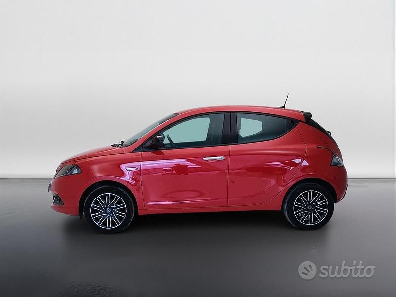 Usata Lancia Ypsilon Gold 70 CV (51 kW) 2023 Rosso Utilitaria