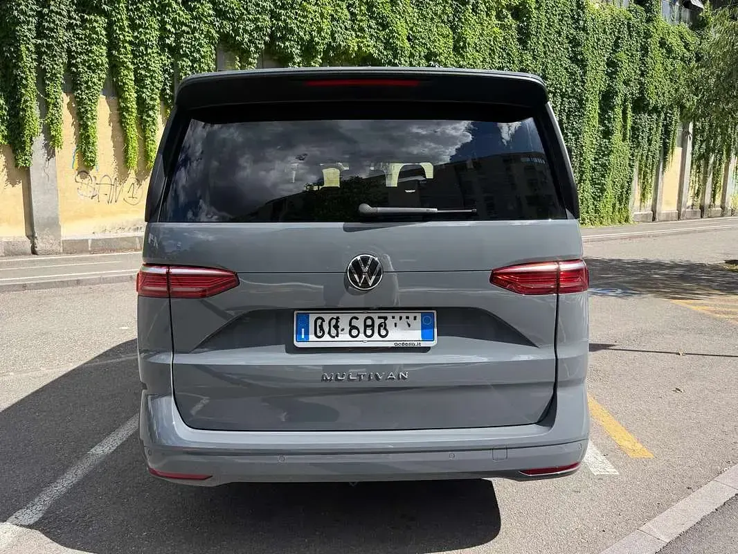 Usata VW Multivan 150 CV (110 kW) 2025 Grigio Monovolume