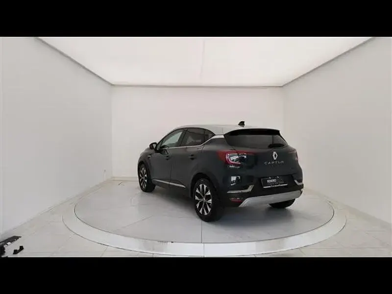 Usata Renault Captur Techno 145 CV (106 kW) 2023 Blu scuro SUV