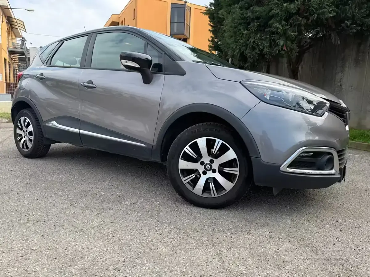 Usata Renault Captur 90 CV (66 kW) 2015 Grigio SUV