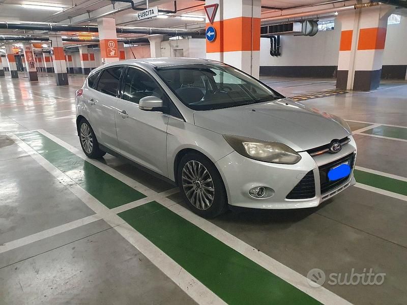 Grigio Usata 2011 Ford Focus Tre volumi | 3700 € (Buon prezzo) - Immagine 1/4