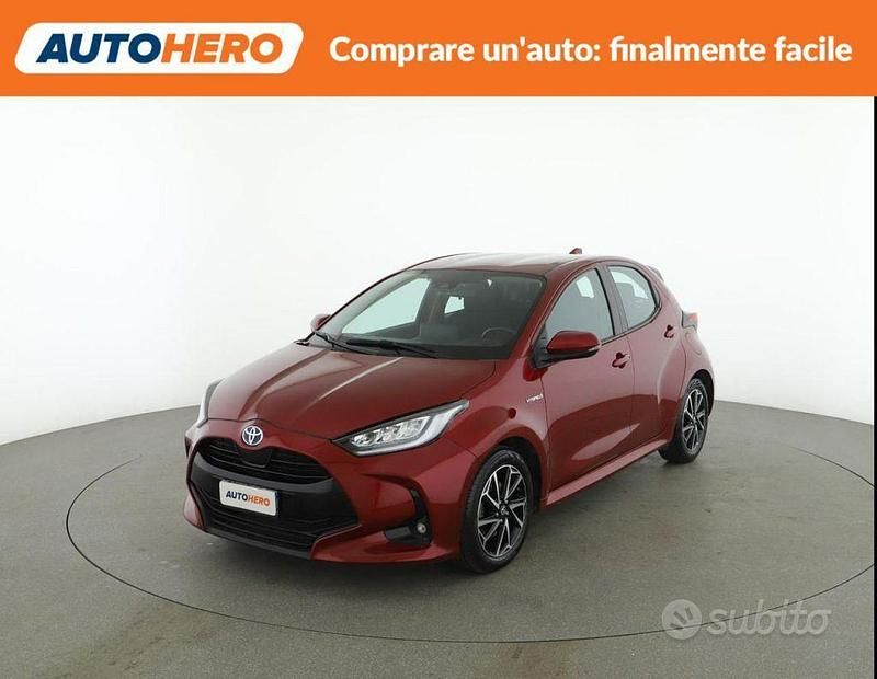 Rosso Usata 2020 Toyota Yaris Hybrid Trend Tre volumi | 17.499 € (Buon prezzo) - Immagine 1/2