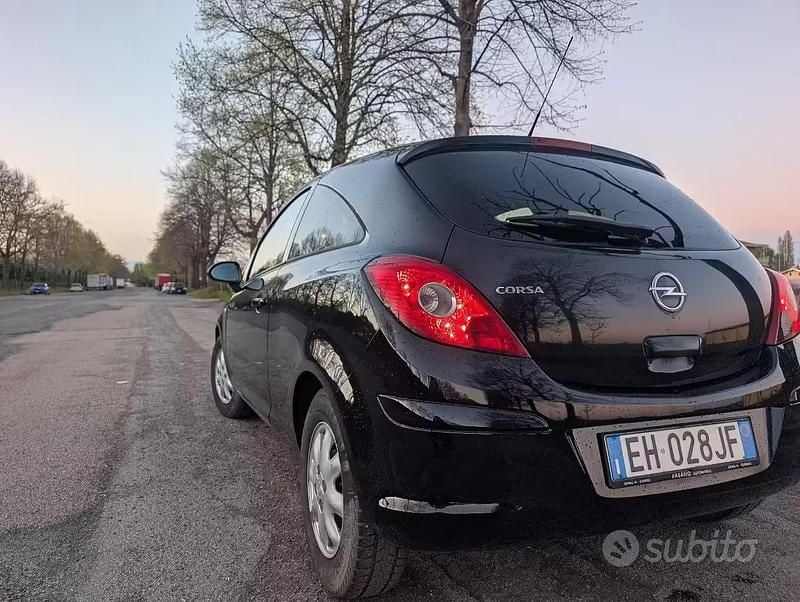 Usata Opel Corsa 86 CV (63 kW) 2011 Nero Utilitaria