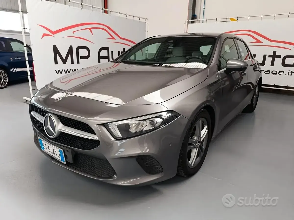 Usata Mercedes A180 Premium 116 CV (85 kW) 2019 Grigio Berlina