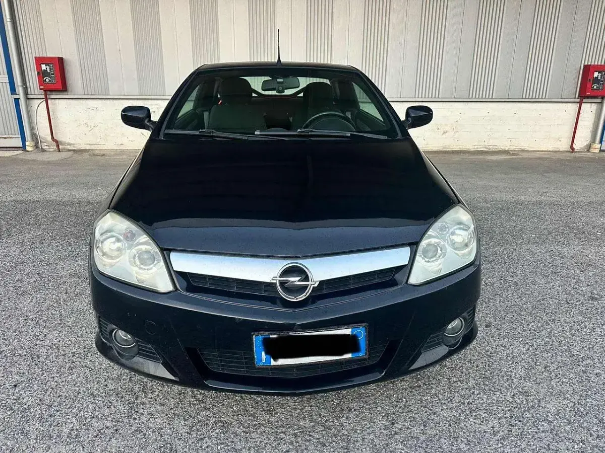 Usata Opel Tigra Sport 69 CV (50 kW) 2010 Nero Cabrio