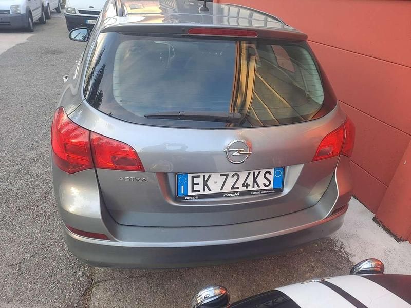 Usata Opel Astra Sport 101 CV (74 kW) 2012 Other Station wagon