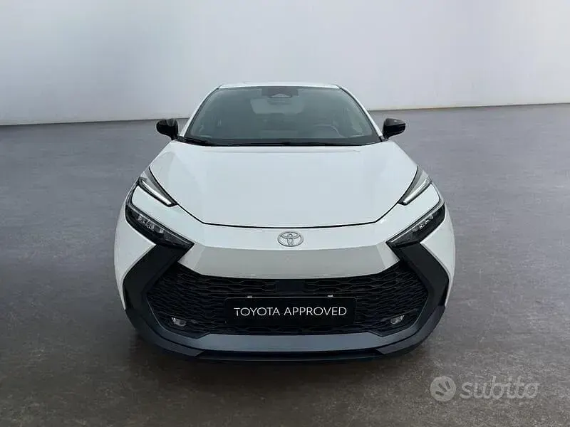 Usata Toyota C-HR Active 140 CV (102 kW) 2024 Bianco SUV