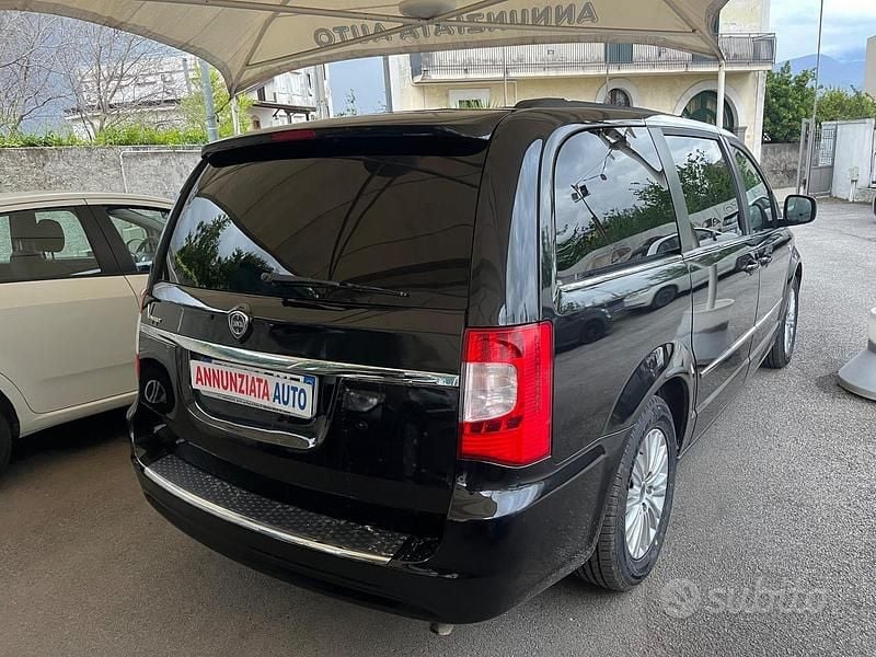 Usata Lancia Voyager Gold 163 CV (119 kW) 2012 Nero Monovolume