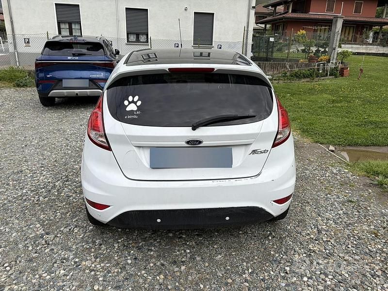 Usata Ford Fiesta 82 CV (60 kW) 2016 Bianco Berlina