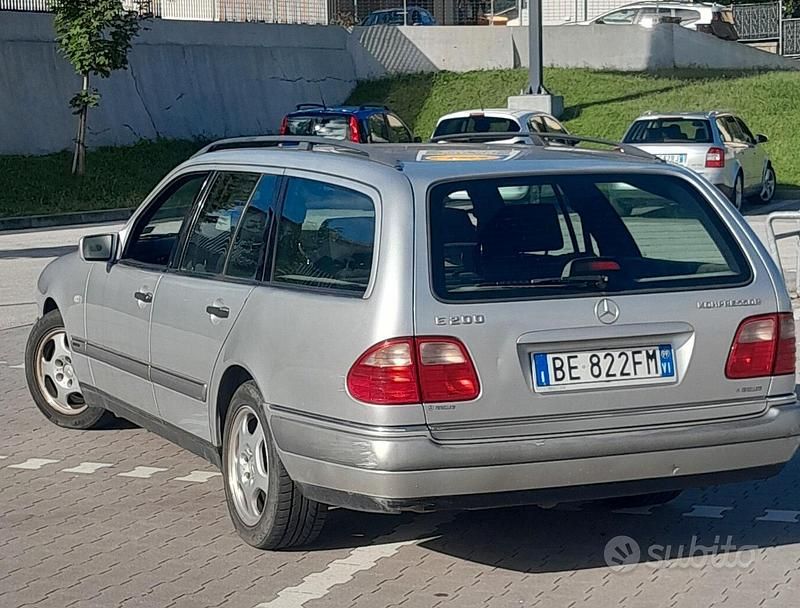Begagnad Mercedes E200 1999 Grå Kombi