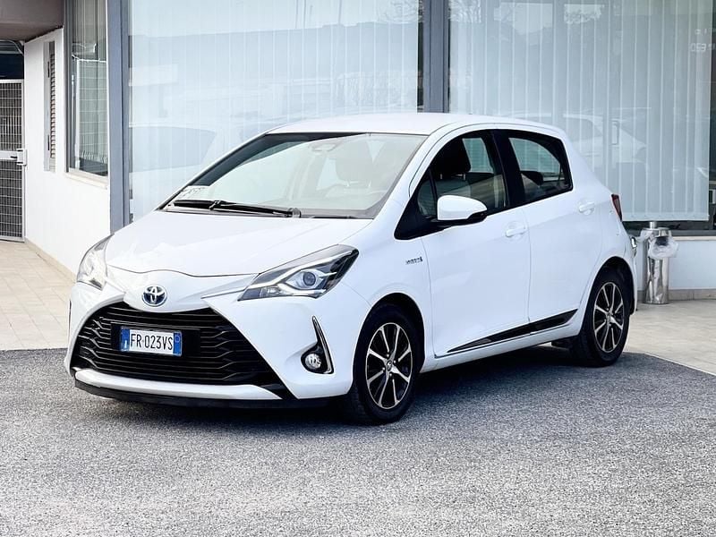Usata Toyota Yaris Hybrid 73 CV (53 kW) 2018 Bianco Berlina