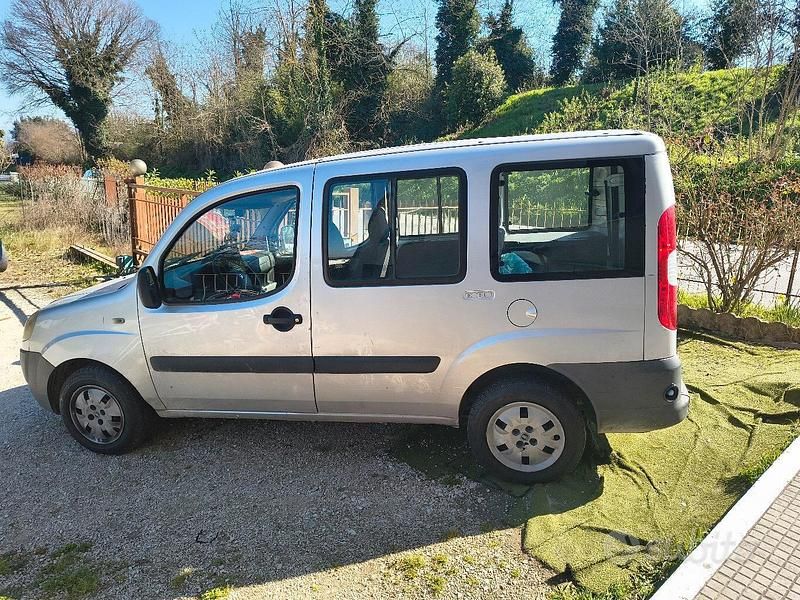 Usata Fiat Doblò 75 CV (55 kW) 2008 Grigio Monovolume