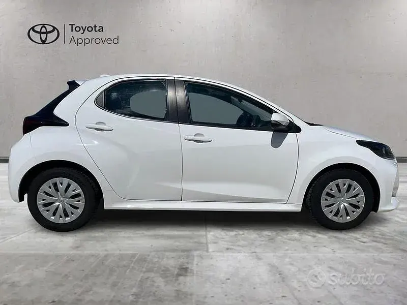 Usata Toyota Yaris Active 72 CV (52 kW) 2023 Bianco Utilitaria