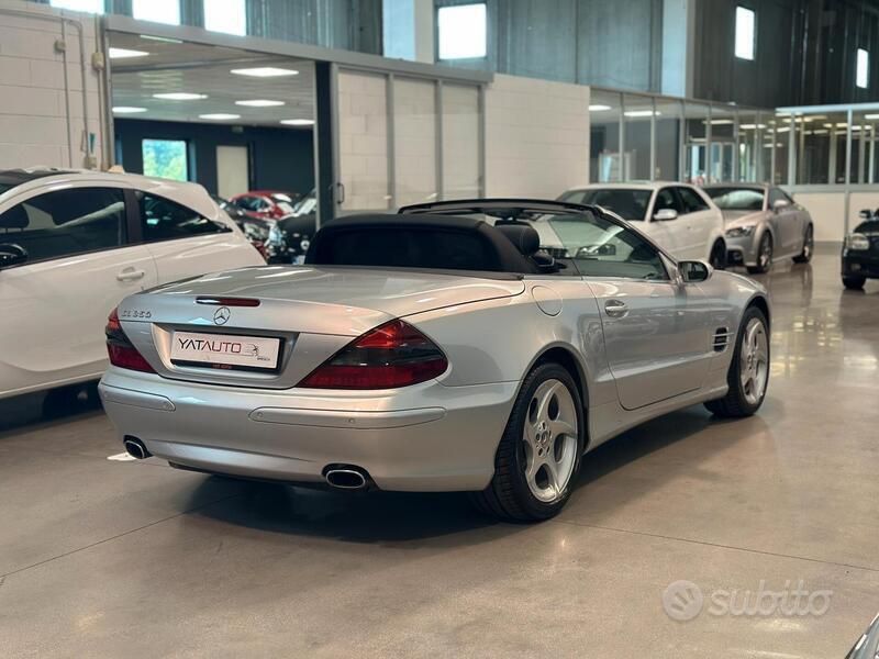 Usata Mercedes SL500 245 CV (180 kW) 2005 Grigio Cabrio
