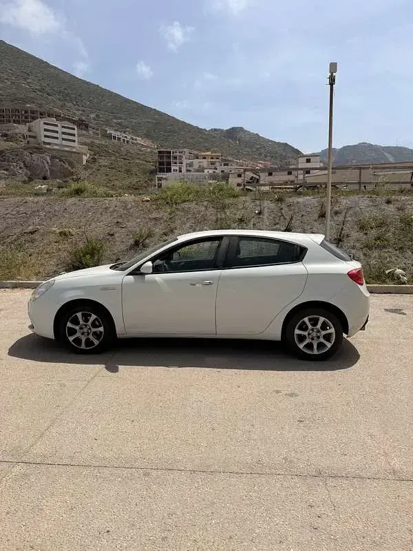 Usata Alfa Romeo Giulietta Progression 170 CV (125 kW) 2012 Bianco Utilitaria