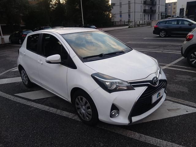 Usata Toyota Yaris Lounge 69 CV (50 kW) 2015 Bianco Utilitaria