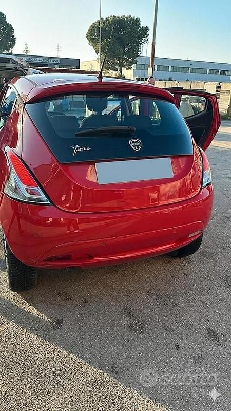 Usado Lancia Ypsilon 85 HP (62 kW) 2018 Vermelho Citadino