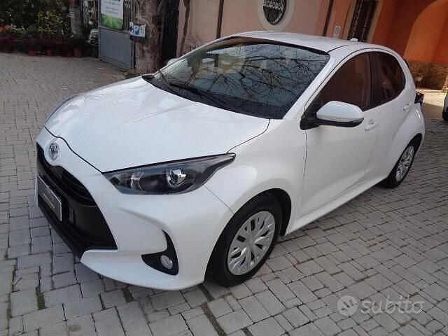 Usado Toyota Yaris Active 72 CV (52 kW) 2023 Blanco Utilitario