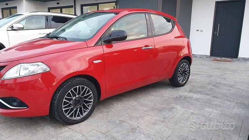 Usata Lancia Ypsilon 95 CV (69 kW) 2016 Rosso Utilitaria
