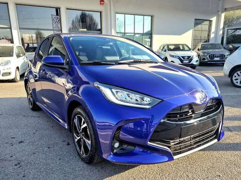 Usata Toyota Yaris Hybrid Active 116 CV (85 kW) 2024 Bianco Berlina