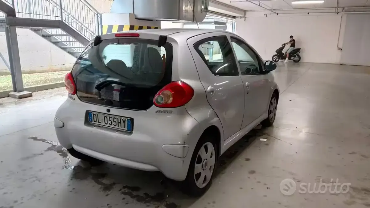 Usata Toyota Aygo 68 CV (50 kW) 2007 Grigio Utilitaria