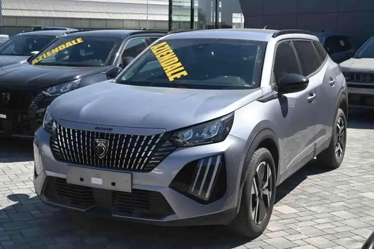 Usata Peugeot 2008 Allure 101 CV (74 kW) 2025 SUV