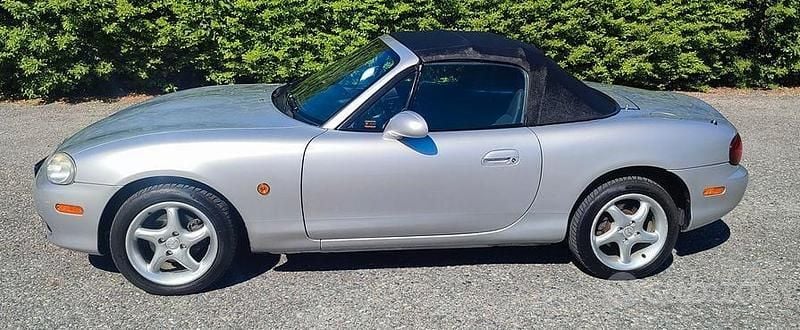Usata Mazda MX5 110 CV (80 kW) 2002 Grigio Cabrio
