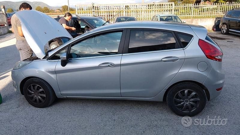 Usata Ford Fiesta 68 CV (50 kW) 2010 Grigio Utilitaria