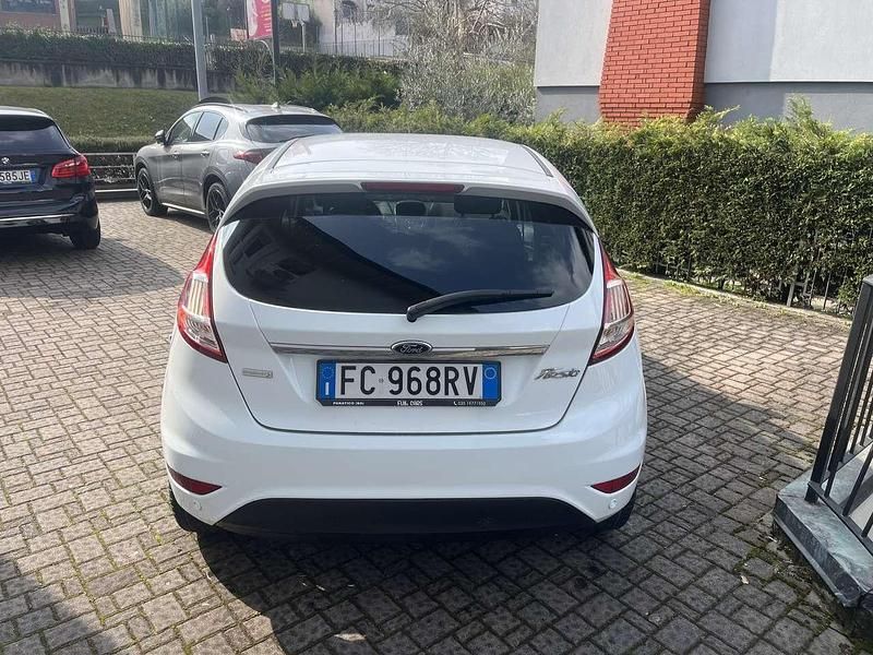Usata Ford Fiesta 101 CV (74 kW) 2016 Bianco Berlina