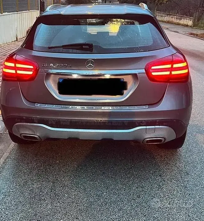 Usata Mercedes GLA200 136 CV (100 kW) 2019 Grigio SUV